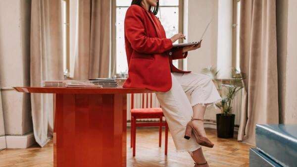 Jangan Melulu Pakai Hitam, Ini 9 Paduan Terbaik Warna Merah Bata