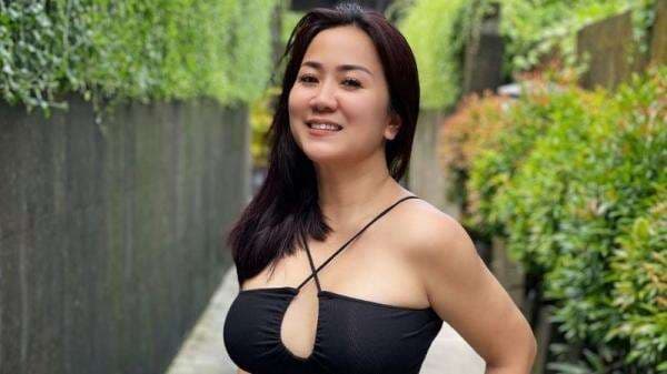 7 Potret Tante Ernie Ultah Ke-46 Makin Seksi, Awet Muda seperti Usia 20an!