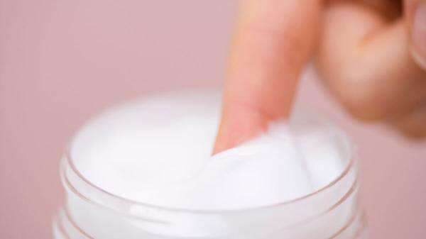 6 Rekomendasi Produk Bedak Dingin Untuk Menghaluskan Kulit