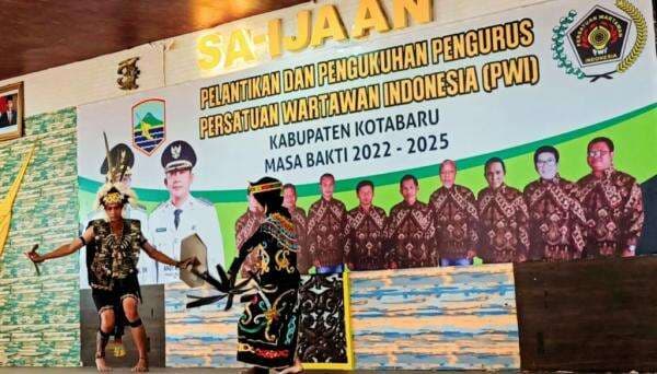 Tarian Dayak Khas Kalimantan Meriahkan Pelantikan Pengurus PWI Kotabaru