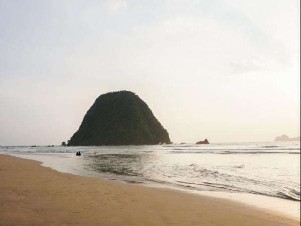 Unik! Ini Makna di Balik Pulau Merah, Pantai Surfing dengan Bukit Mini