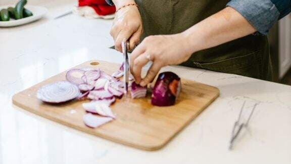 Ternyata Ini Penyebab Seseorang Menangis Saat Mengiris Bawang, Faktanya...