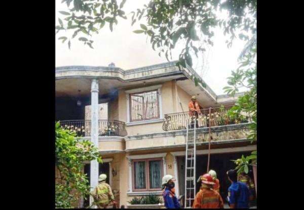 Kebakaran Melahap Rumah Mewah di Bintaro, 50 Personel Damkar Diterjunkan Kebakaran Melahap Rumah Mewah di Bintaro, 50 Personel Damkar Diterjunkan