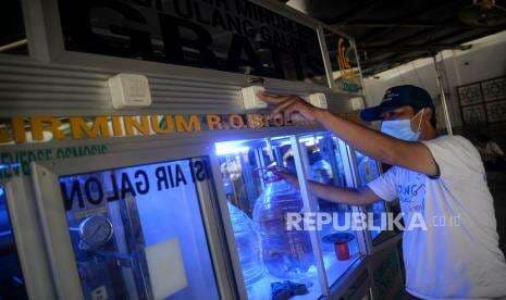 In Picture:  Depot Isi Ulang Air Galon Gratis di Masjid At-Taibin Senen