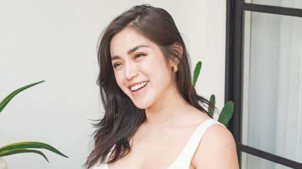 Potret Jessica Iskandar Pakai Bra Rajut, Bumil Makin Cantik Seksi!