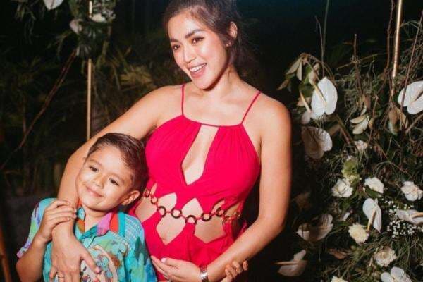 Pose Hot Mom Jessica Iskandar Bajunya Bolong Terlihat Belahan Dada, Netizen: Bunting Makin Seksi