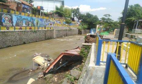 Gazebo Cipanyir Tasikmalaya Roboh Terbawa Longor