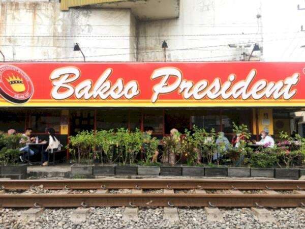 Bakso President, Lokasinya Mepet Rel Kereta Mau Makan Menantang Nyawa!