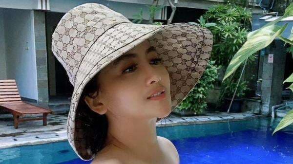 Seksinya Diana Dee Starlight Pakai Kemben di Tepi Kolam, Netizen: Jadi Mimisan
