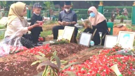 Nyesek Banget! Begini Momen Gala Sky Pertama Kalinya Berziarah Di Makam Mami Papinya, Vanessa Angel dan Bibi Ardiansyah