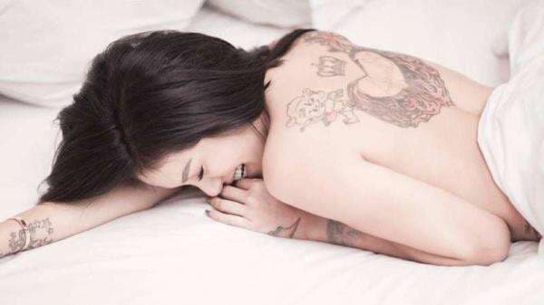 Seksi Tanpa Busana di Atas Ranjang, Nikita Mirzani Rebahan Manja Pamer Punggung