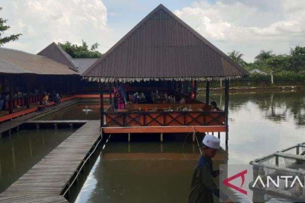 Menikmati Pemancingan Cekdam yang Jadi Destinasi Wisata Lokal Menikmati Pemancingan Cekdam yang Jadi Destinasi Wisata Lokal