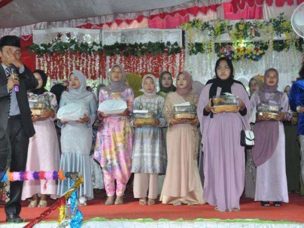 Lelang Kue Bolu Harganya Jutaan Rupiah, Tradisi Unik Dibawa Para Gadis Cantik!