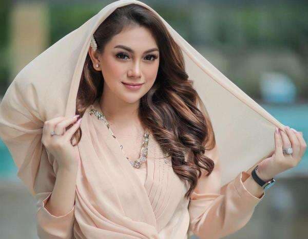 Celine Evangelista Tampil Berhijab dan Pakai Cadar, Mualaf?
