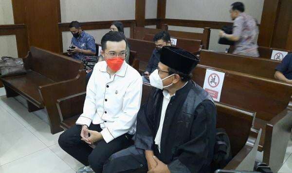 Jadi Saksi Sidang Jerinx, Dokter Tirta Tampil Trendi