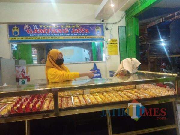 Dua Orang Ibu-Ibu Terekam CCTV, Mencuri Gelang Emas Satu Paket di Pasar Pasirian Lumajang