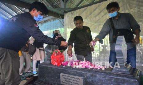 In Picture: Ziarah Makam Raden Mas Panji Sosrokartono