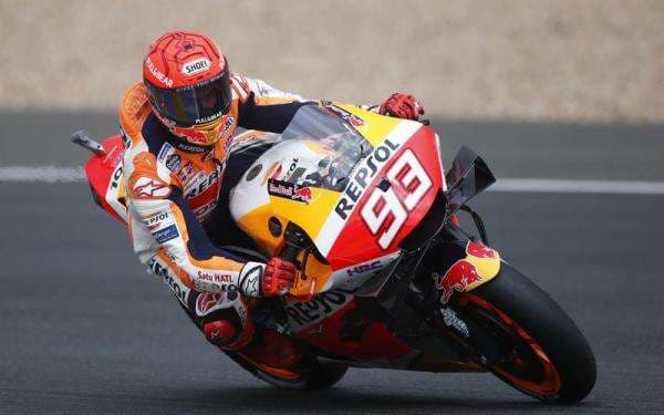 Sambil Pamer Perut Sixpack, Marc Marquez Akui Jatuh Cinta dengan Pulau Lombok