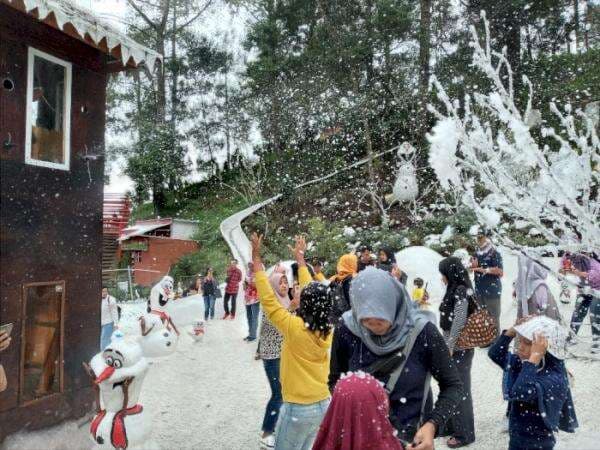 Belum Banyak yang Tahu, di Lereng Gunung Lawu Bisa Main Salju!