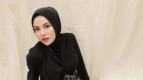 Medina Zein Pamer Potret Seksi Tampil Copot Hijab Peloroti Baju, Pelampiasan Jadi Korban Perselingkuhan?