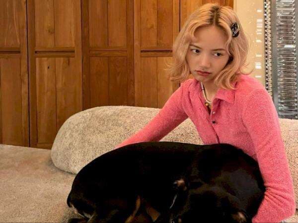 Gaya Rambut Lisa BLACKPINK Tanpa Poni Curi Perhatian, Lebih Cute!