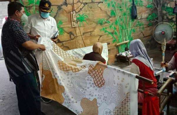 Alat yang Digunakan untuk Membuat Batik Adalah Apa? Ini Bahan dan Prosesnya Alat yang Digunakan untuk Membuat Batik Adalah Apa? Ini Bahan dan Prosesnya