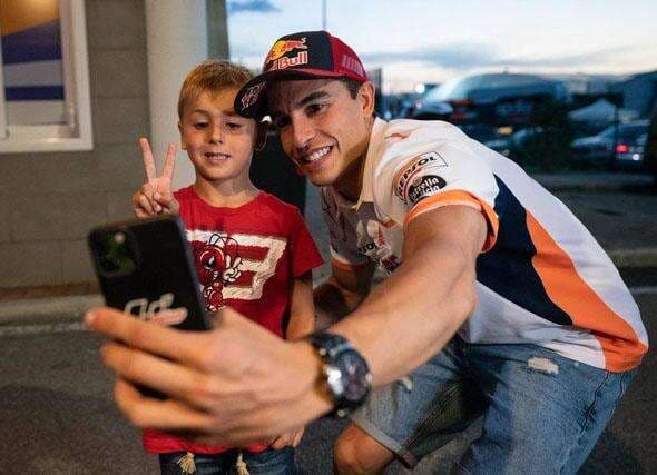 Marc Marquez Layangkan Cium Jauh, Bikin Meleleh Penggemar Cewek