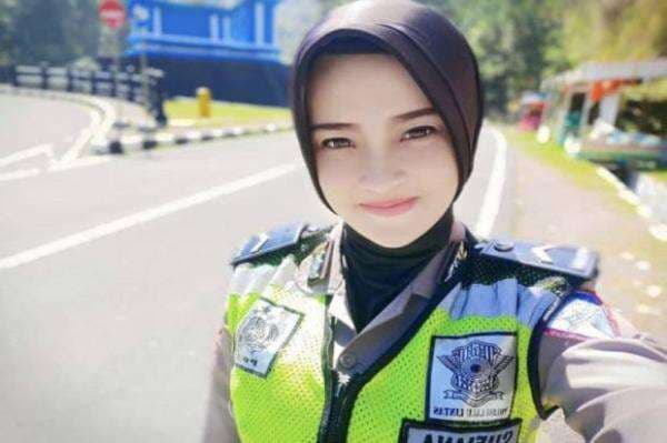 Profil Polwan Cantik Berhijab, Nomor 3 Pernah Jadi Pasukan PBB Profil Polwan Cantik Berhijab, Nomor 3 Pernah Jadi Pasukan PBB