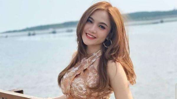 5 Outfit ke Pantai ala Dara Rafika, eks Trio Macan yang Seksi 5 Outfit ke Pantai ala Dara Rafika, eks Trio Macan yang Seksi