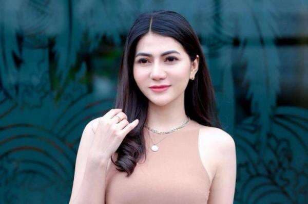 Potret Cantik Loli Auristela, Asisten Pribadi Hotman Paris yang Hobi Traveling dan Olahraga