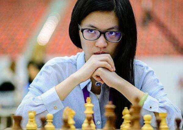 6 Tampilan Cantik Grand Master Hou Yifan si Ratu Catur