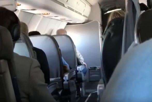 Momen Menegangkan Pesawat Terjun Bebas, Penumpang Diminta Pasang Posisi "Brace" Momen Menegangkan Pesawat Terjun Bebas, Penumpang Diminta Pasang Posisi "Brace"