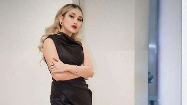 Ayu Ting Ting Tampil Seksi Pakai Dress Belahan Tinggi, Netizen: Nyonya Gunawan Tiada Tanding!