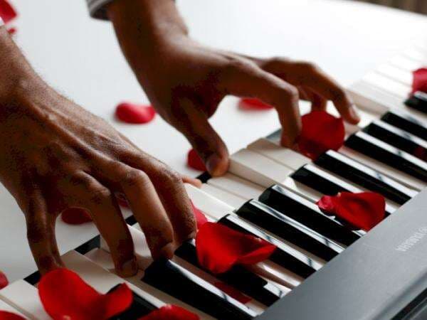 30 Lagu Romantis Buat Pacar untuk Hari Valentine