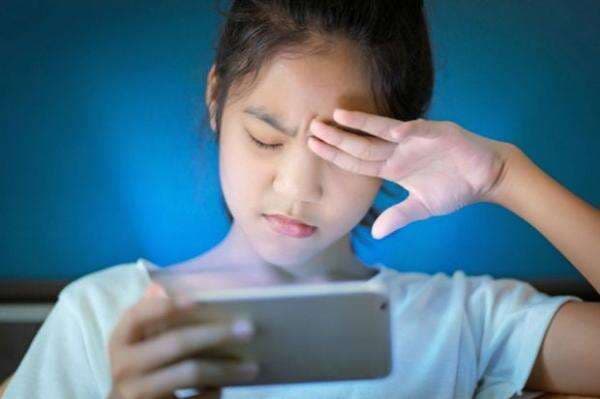 Salah Kaprah Sinar Biru Gadget Berbahaya Bagi Mata, Ini Faktanya! Salah Kaprah Sinar Biru Gadget Berbahaya Bagi Mata, Ini Faktanya!