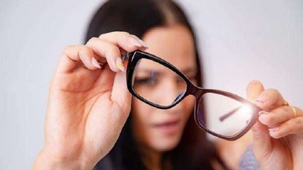 Benarkah Mata Minus Makin Parah karena Sering Lepas Kacamata?