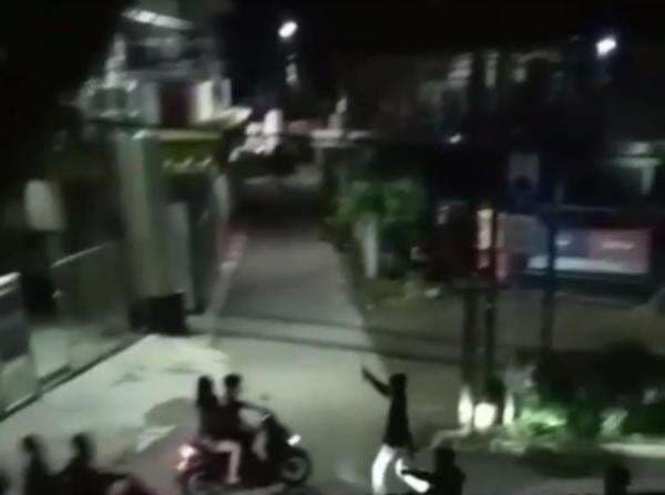 Dua Geng Motor Bersenjatakan Celurit dan Klewang Saling Serang di Jakarta Timur