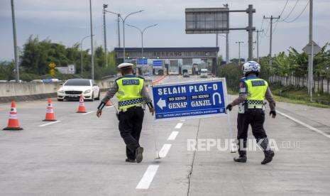In Picture: Aturan Ganjil Genap di Gerbang Tol Soreang
