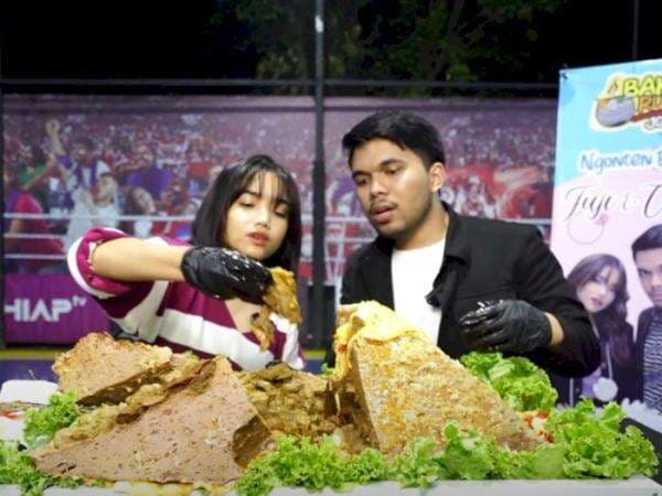 Bikin Ngiler, Menengok Thariq Halilintar dan Fuji Makan Bakso Jumbo Segede Gunung!