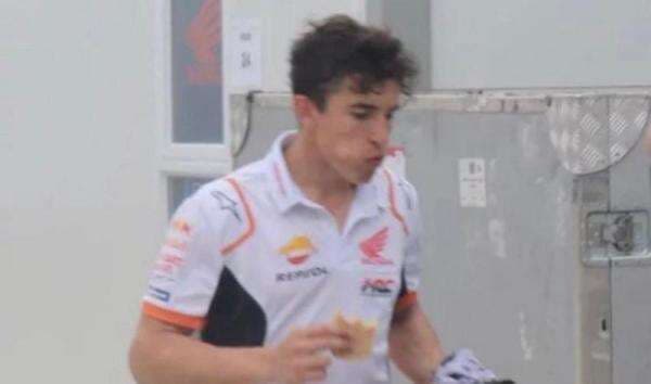 Viral Marc Marquez Asyik Makan Gorengan di Mandalika, Komentar Netizen Bikin Ngakak