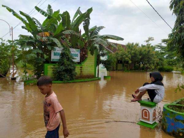 Tolong…! Sekolah Terendam Banjir, Ratusan Siswa di Ponorogo Diliburkan