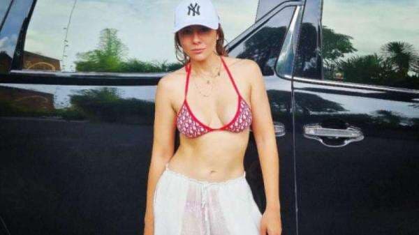 Hot Banget! Wulan Guritno Seksi Pakai Bra Merah dan Celana Tipis Transparan