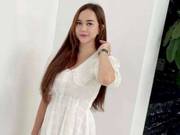 Potret Aura Kasih Pakai Daster Putih Semi Transparan, Cantik Cetar Bak ABG