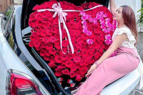 Ajik Dewa Gede Tak Pernah Absen Beri Istri Bunga di Hari Valentine, Maharani: Bentuk Saling Percaya Satu sama Lain