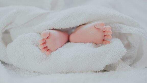 Gak Usah Panik, Begini Cara Mengatasi Bentol Merah pada Kulit Bayi