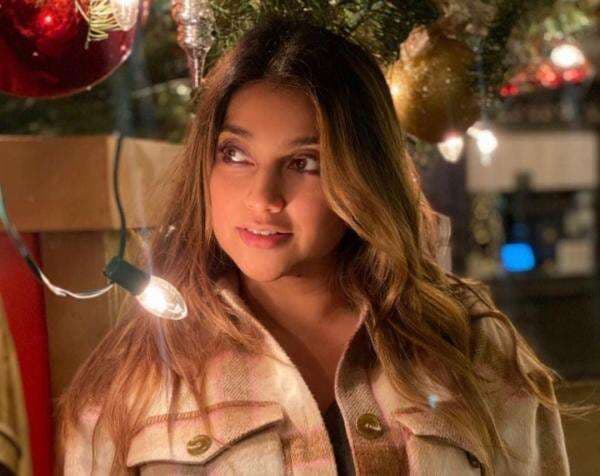 3 Gaya Foto Kekinian ala Sarah Azhari, Aktris yang Kini Menetap di Amerika