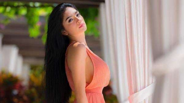 5 Gaya Seksi Angel Karamoy Pakai Dress Mini, Body Goals Bikin Galfok!