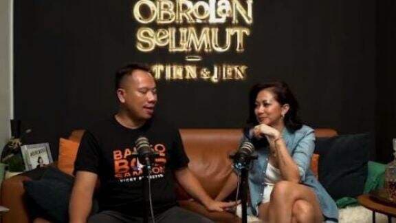 Tante Atien si "Tante Pemersatu Bangsa" Pose Aduhai Pakai Lingerie Transparan, Vicky Prasetyo Salah Fokus Sampai Komentari Begini!