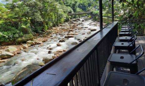 Cuma di Cafe Ini, Bisa Minum Kopi di Pinggir Sungai Sambil Main River Tubing