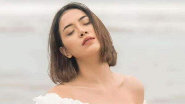 5 Outfit ke Pantai ala Baby Jovanca, Presenter Seksi Pemilik Body Goals Aduhai!